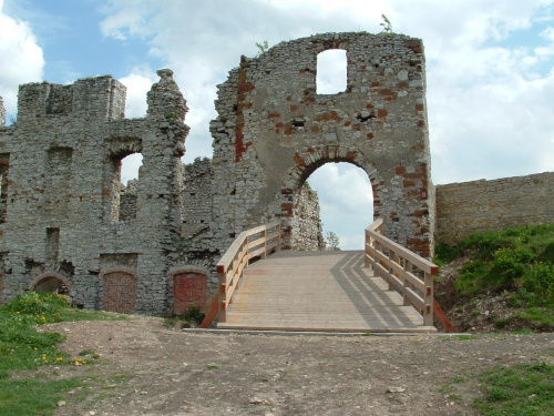 Pozostałości bramy wjazdowej zamku Rabsztyn