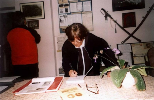 Córka Adama Bienia - Hanna Bielska składa autograf na ofiarowanej mi książce pt. "Rodzinny pejzaż z Łubianką w tle". #PTTK #zwiedzanie
