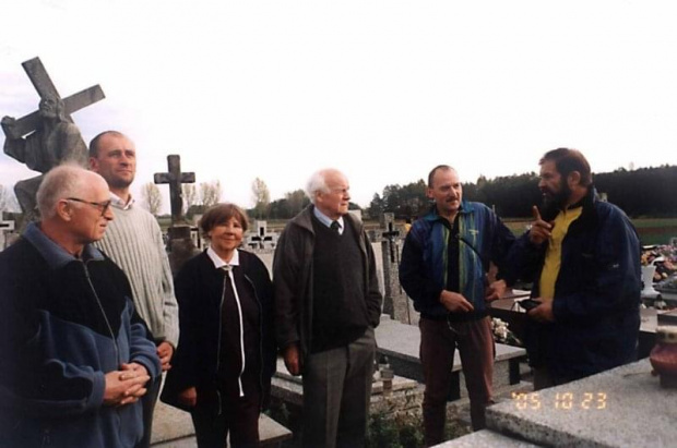 Na cmentarzu w Niekrasowie przy grobie rodzinyn Bieniów. W środku Hanna Bielska z mężem Stanisławem w otoczeniu przyjaciół z Klubu PTTK ze Staszowa. #PTTK #zwiedzanie