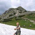 Resztki śniegu na Wyżnej Przełęczy Kondrackiej pod Giewontem