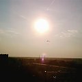 Paralotniarz w blasku Słońca nad osiedlem Niebrów... #paralotnia #tomaszów