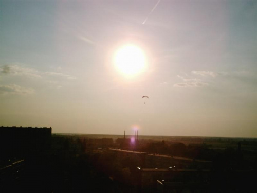 Paralotniarz w blasku Słońca nad osiedlem Niebrów... #paralotnia #tomaszów