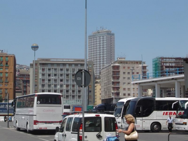 Jak sie boicie latac samolotem,to zawsze pozostaje...statek.Ja jednak wole samolot,bo nie recze za siebie podczas choroby morskiej...W kazdym razie,jak juz przyplyniecie do Napoli,to zobaczycie wlasnie taki widok...