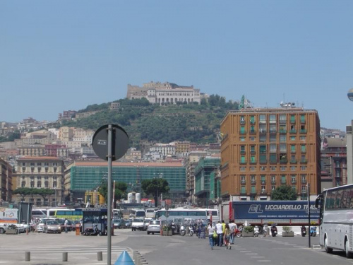 Jak sie boicie latac samolotem,to zawsze pozostaje...statek.Ja jednak wole samolot,bo nie recze za siebie podczas choroby morskiej...W kazdym razie,jak juz przyplyniecie do Napoli,to zobaczycie wlasnie taki widok...