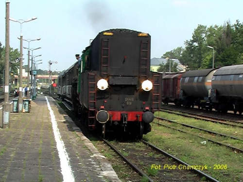 Ol49-69 z pociągiem specjalnym "Costerina" wjeżdża na peron 3 dworca w Kościerzynie