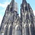 Katedra Kolonska ze swoimi 157-metrowymi wiezami jest od wiekow symbolem miasta i najslynniejszym pomnikiem architektury Niemiec. Budowa najwiekszej niemieckiej katedry zakonczyla sie po 632 latach. Katedra jest jednym z najwazniejszych kosiolow Europie.