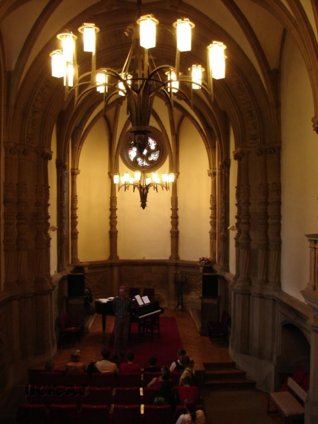 Wnętrze kaplicy zamkowej, pełnišcej również rolę sali koncertowej.