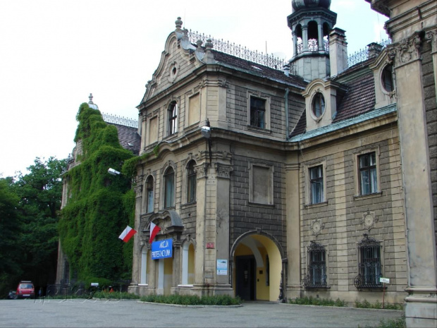 Główne wejscie do Centrum Terapii Nerwic Moszna-Zamek.