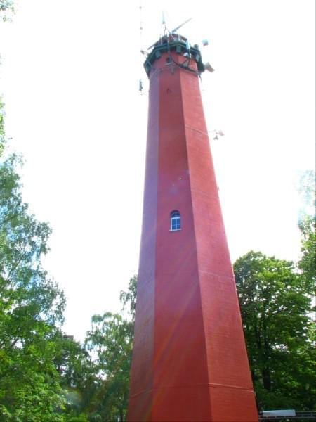 Hel - Latarnia Morska - ośmiokątna wieża z czerwono - brunatnej cegły. Latarnia ma 41,5 m wysokości, a jej światło (i taras widokowy!) umieszczone na wysokości 38,5 m widać nawet z odległości 18 Mm (ok.36 km).