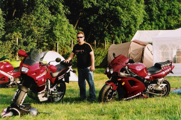Kumpel i jego Transalp oraz moje KAWASAKI. Fotka z MotoGP Brno 2005. #motor #motocykl #kawasaki #suzuki #honda #yamaha #sport #motory #motocykle #wyścigi #ścigacz #ścigacze