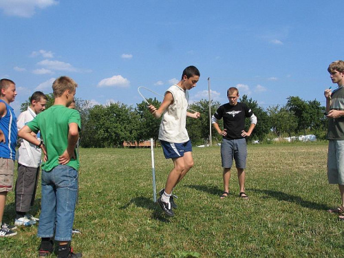 Zawody sportowe - chlopaki tez potrafia skakac na skakance! Zauwazcie, ze styl jest nienaganny #OazaONDWolaŁużańska2006