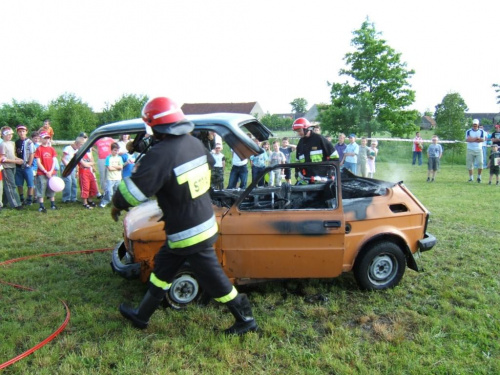 Na zdjęciach strażacy z JRG w Brzegu, którzy to zaprezentowali przy współudziale naszej OSP pokaz ratownictwa drogowego.Druchowie z naszej OSP ugasili samochód, a druchowie z JRG pocieli. Pokaz odbył się 11.06.2006 , podczas festynu w naszej miejscowoś...