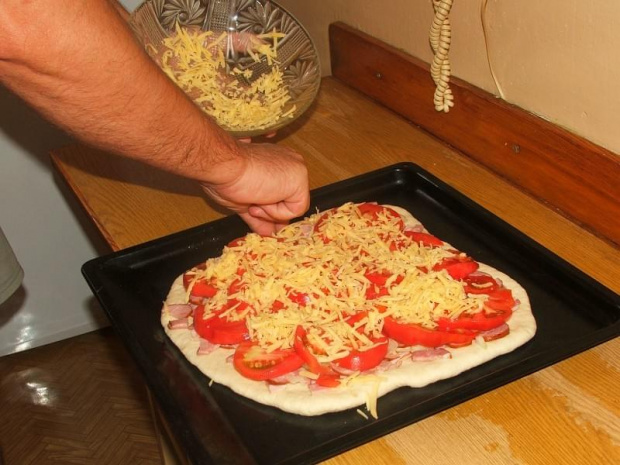 Posypuję utartym serem. #pizza #jedzenie #konsumpcja #ser