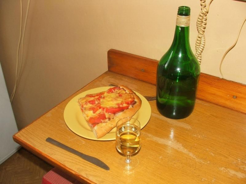 Podano do stołu. #pizza #jedzenie #konsumpcja #wino #stół