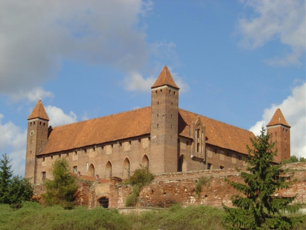 Budowa istniejacego do dzis zamku rozpoczęła się prawdopodobnie w 1297 r. i trwała około 20-30 lat. W latach 30-tych XV w. Gniew był czasowa rezydencja byłego wielkiego mistrza Michała Küchmeistra, który nakazał przebudować zamek.
