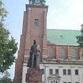 Przed katedra znajduje się również pomnik Bolesława Chrobrego. #GnieznoMiasto