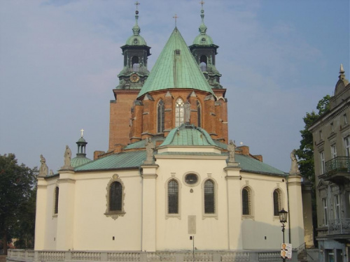 Będac w Gnieznie trzeba zobaczyć Katedrę z sarkofagiem Sw. Wojciecha i Drzwiami Gnieznieńskimi. #GnieznoMiasto