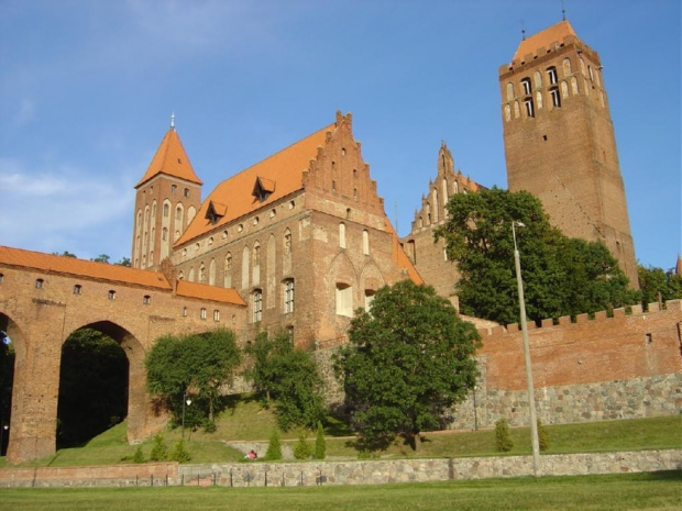 Zamek - kapituły pomezańskiej zbudowany w latach 1320-1340 z cegły. Pierwotnie byt czteroskrzy­dłowy na rzucie zbliżonym do kwadratu. Posiada unikalna wieżę sanitarno-higienicznš tzw. Gdani­sko z 1393 r. Miesci obecnie Muzeum Zamkowe.