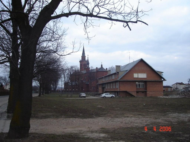 Dom parfialny, w głębi kościół Płock, osiedle Radziwie