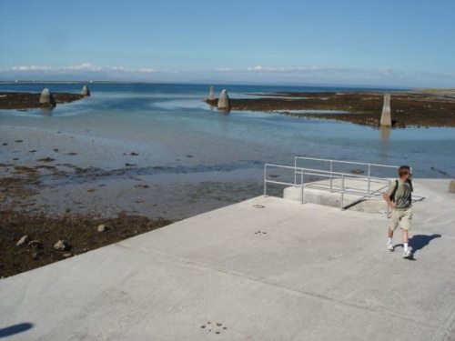 to ja tez na wyspie Aran, w jakies nieznanym miejscu z dziwnymi posagami w wodzie :-)