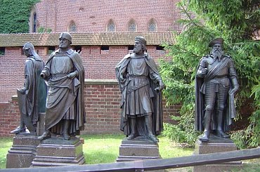 Pomniki Wielkich Mistrzów #Malbork #zamek #krzyżacy