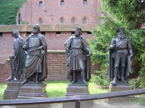 Pomniki Wielkich Mistrzów #Malbork #zamek #krzyżacy