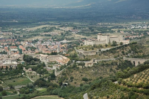 widok na Spoleto z góry Monteluco