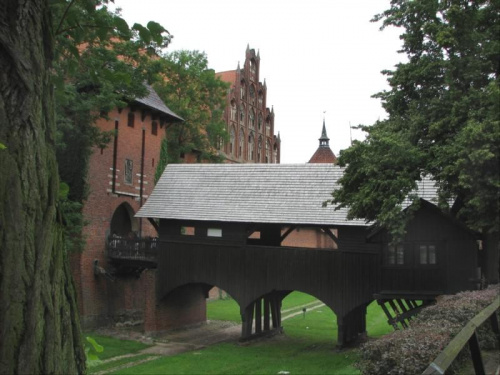 Malbork - widok fosa i brama wjazdowa do zamku średniego