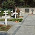 Przygotowania do uroczystości poświęconych pamieci żołnierzy Grupy Kampinos poległych w 1944 r w Powstaniu Warszawskim. Sierpień 2006. #PowstanieWarszawskie #GrupaKampinos #PomnikPamięci