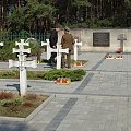 Przygotowania do uroczystości poświęconych pamieci żołnierzy Grupy Kampinos poległych w 1944 r w Powstaniu Warszawskim. Sierpień 2006. #PowstanieWarszawskie #GrupaKampinos #PomnikPamięci