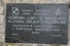 Przygotowania do uroczystości poświęconych pamieci żołnierzy Grupy Kampinos poległych w 1944 r w Powstaniu Warszawskim. Sierpień 2006. #PowstanieWarszawskie #GrupaKampinos #PomnikPamięci