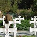 Przygotowania do uroczystości poświęconej pamięci żołnierzy AK Grupy Kampinos poległych w czasie Powstania Warszawskiego w 1944 roku na terenie Puszczy Kampinowskiej gdzie też znajduje sie pomnik poświęcony ich pamieci. Sierpień 2006.